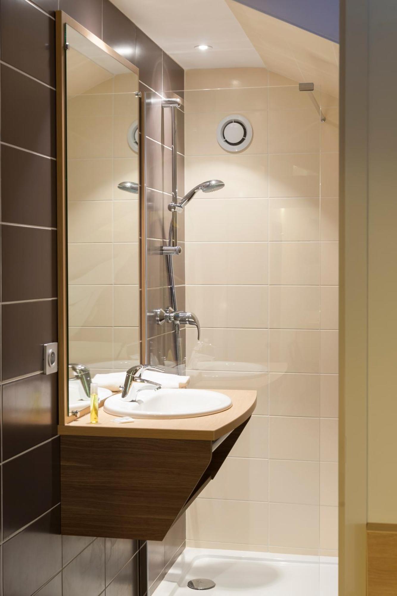 Brit Hotel Macon Centre Gare Bagian luar foto