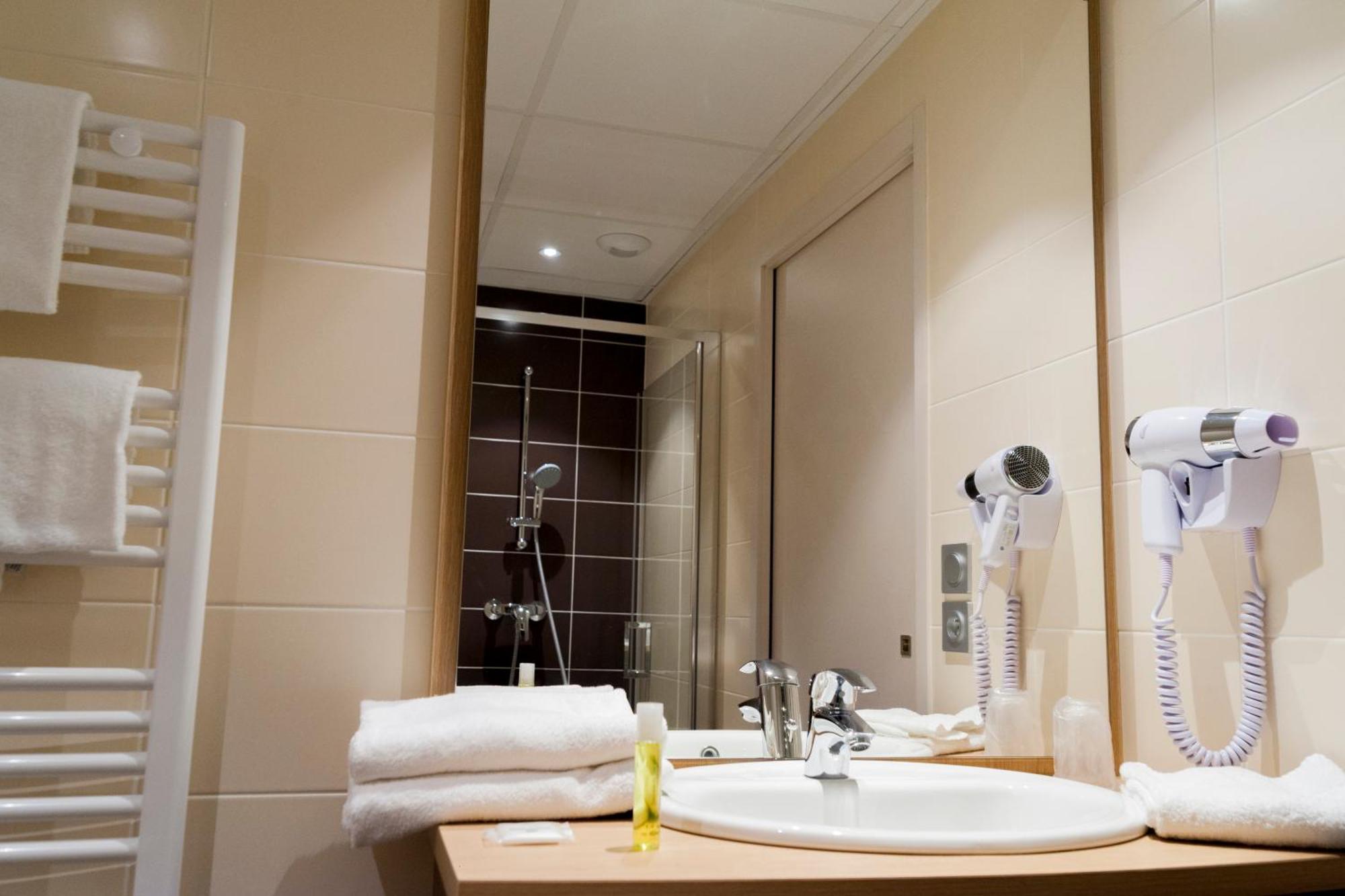 Brit Hotel Macon Centre Gare Bagian luar foto