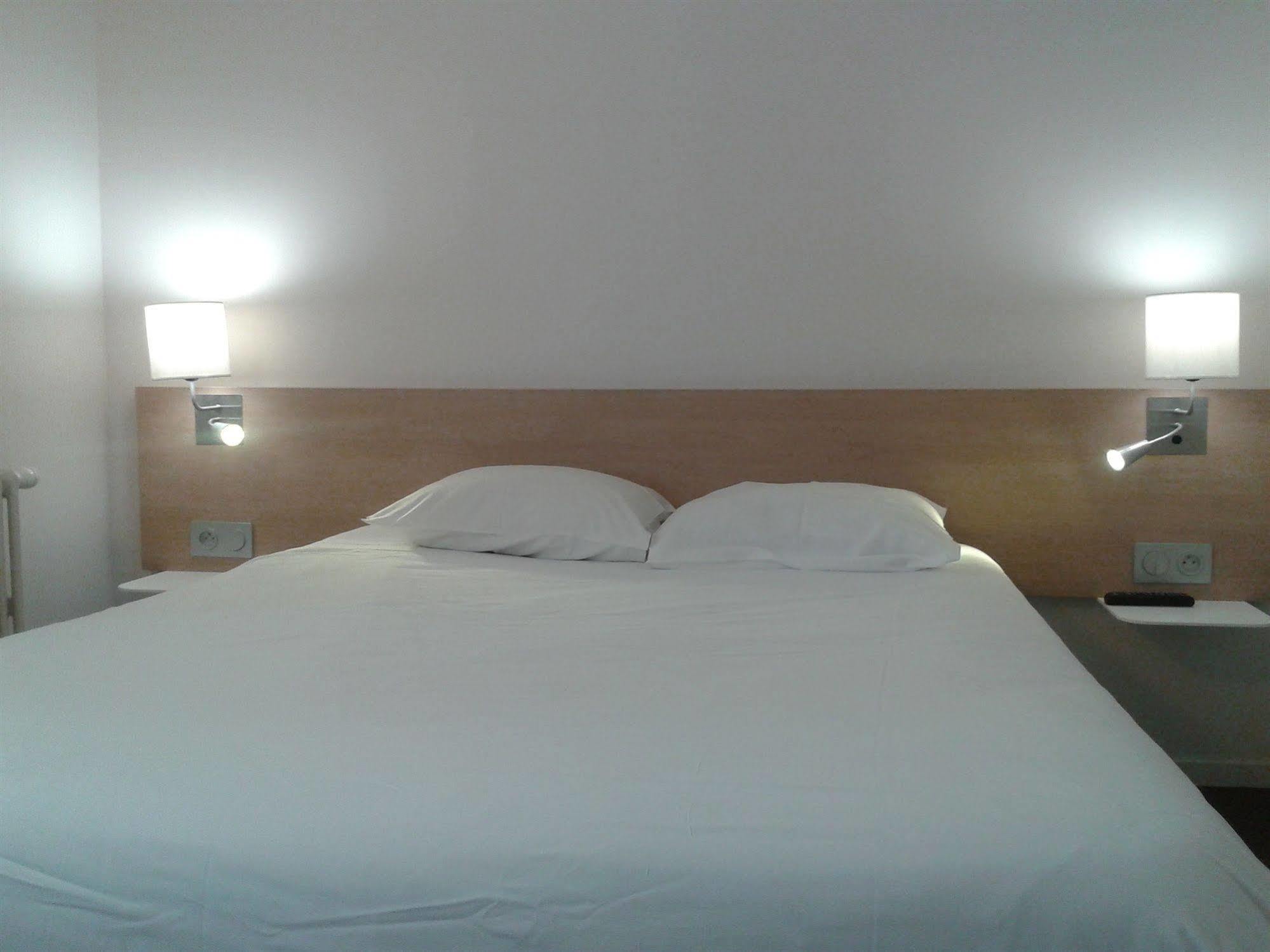Brit Hotel Macon Centre Gare Bagian luar foto