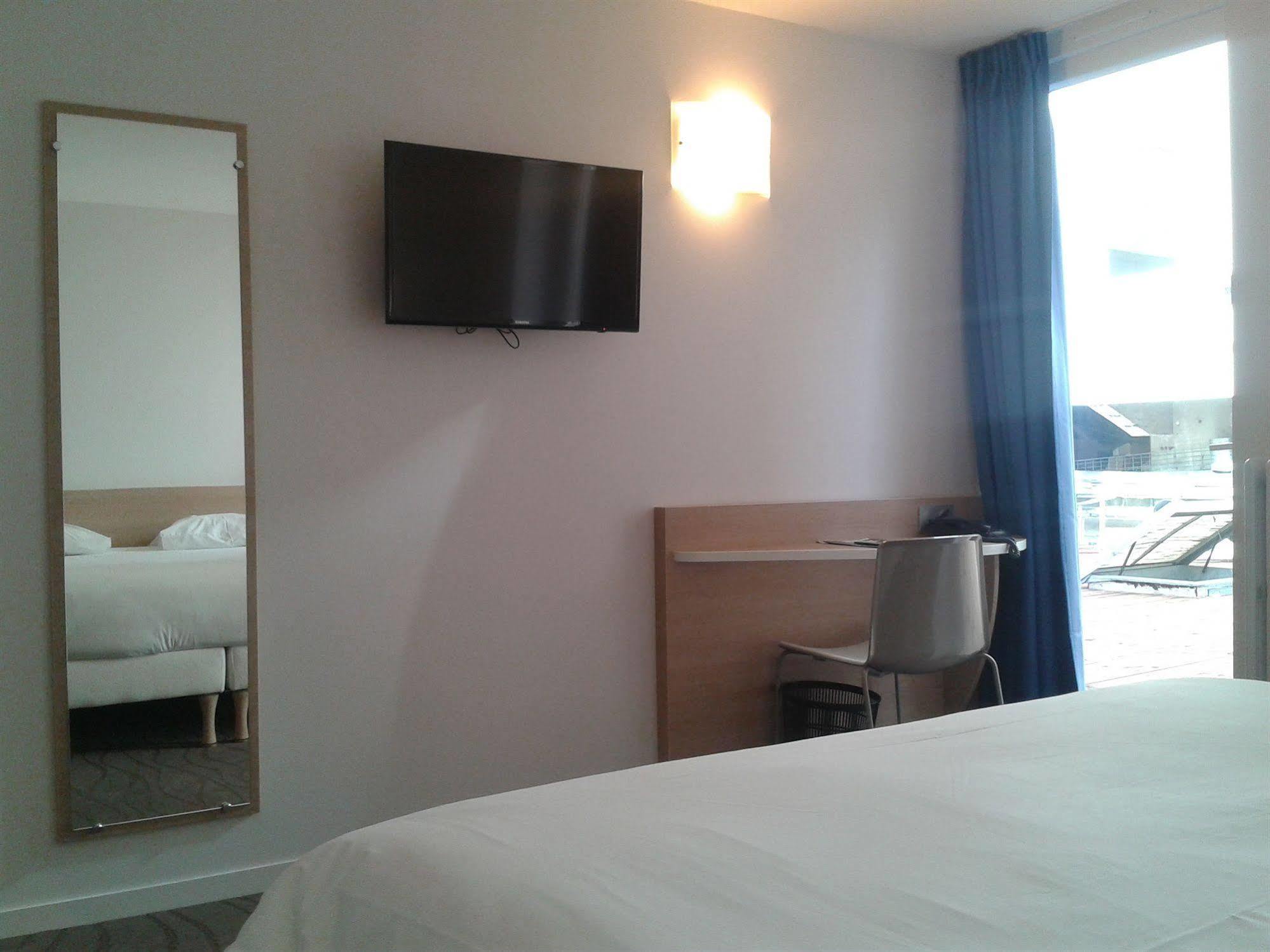 Brit Hotel Macon Centre Gare Bagian luar foto