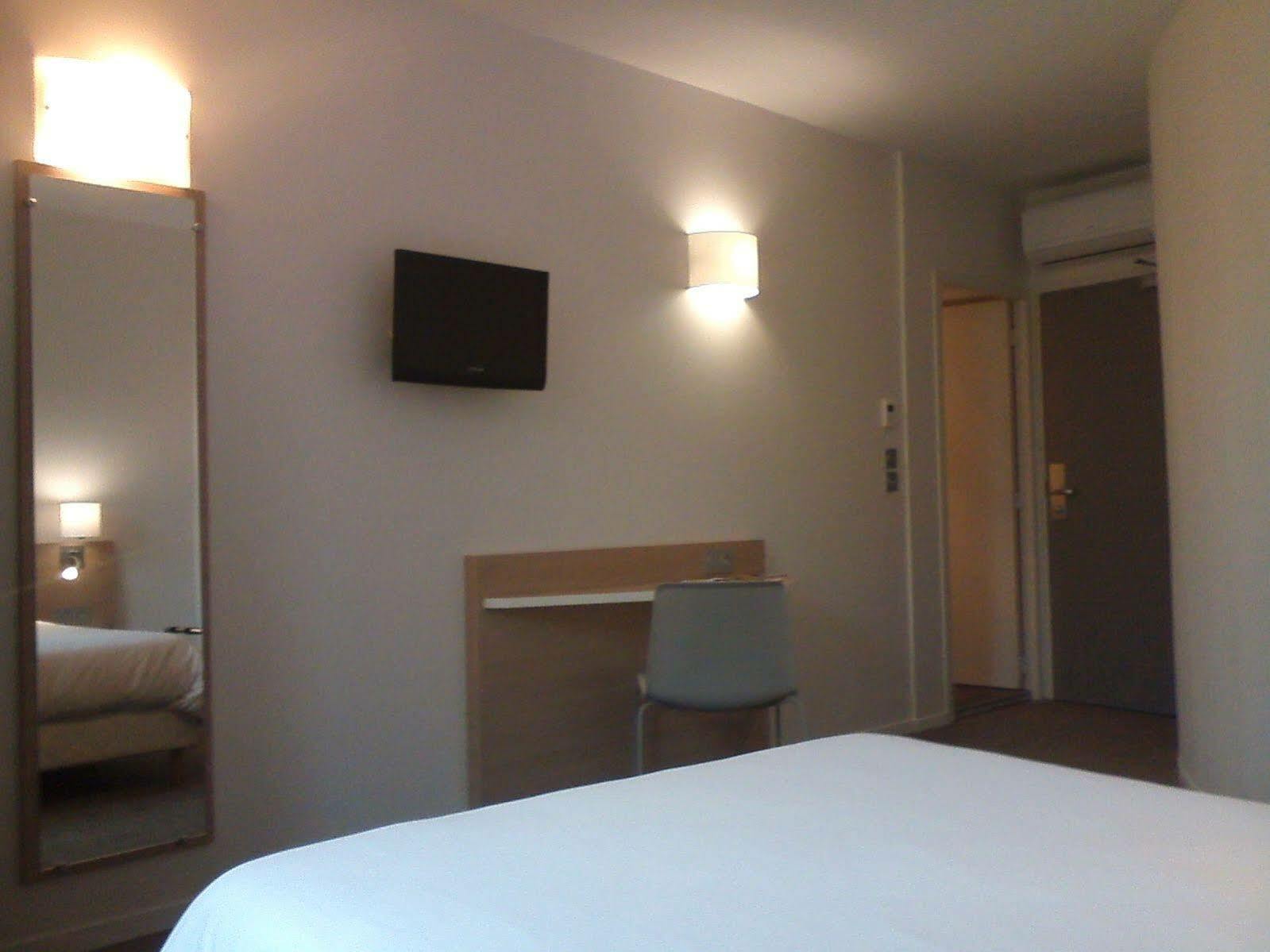 Brit Hotel Macon Centre Gare Bagian luar foto